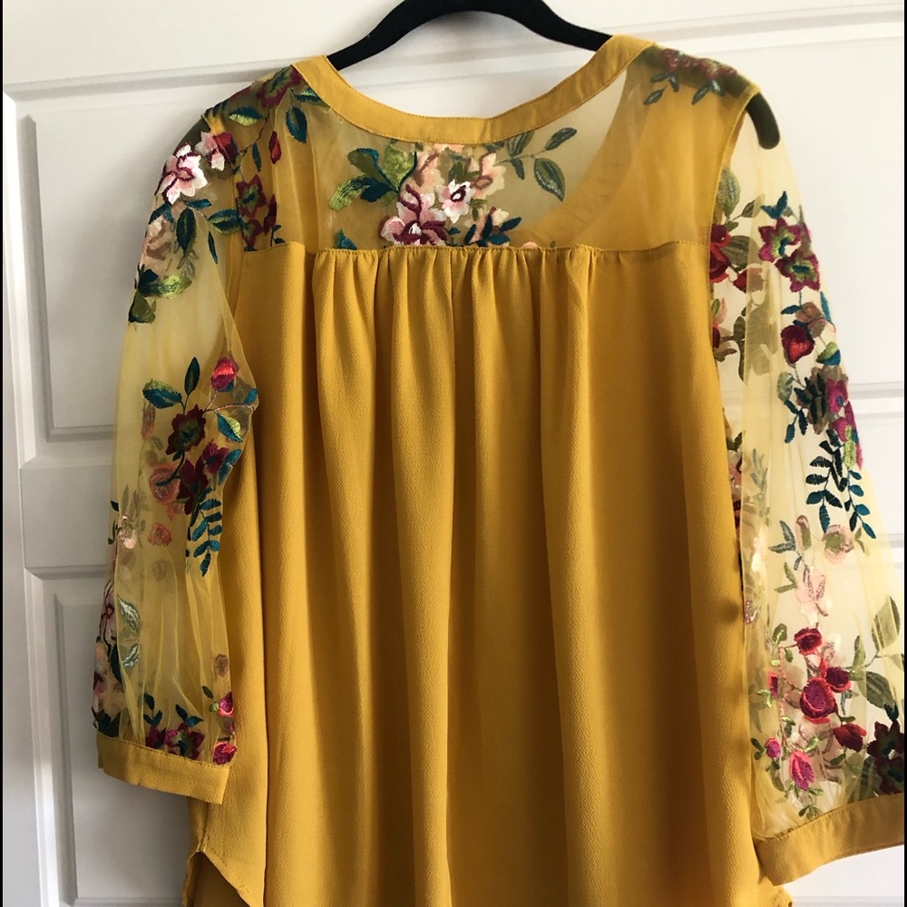 NWT UMGEE brand round neck top